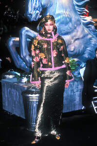 42388152_ChristianDior1998WomenRTW28.thumb.jpg.6fedbcce13f5f7e95af63f7511efecc4.jpg