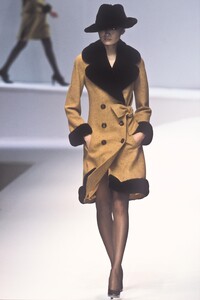 43352298_Valentino1996WomenRTW37.thumb.jpg.06bd77f6d5876ecb15bf785d33341d12.jpg