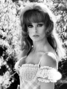 Ann Margret - white bustier.jpg