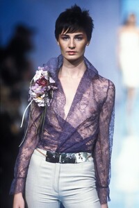 454919812_Valentino2000WomenRTW80.thumb.jpg.319314a0de92e77aa7e62e8a7a461ca0.jpg