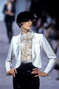 466562281_EmanuelUngaro2000HauteCouture53.thumb.jpg.f32bd2789b8a83a7dc5e5fbbfd952223.jpg