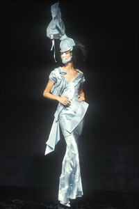 481639653_ChristianDior2000WomenRTW56.thumb.jpg.fcc79f869987f70394f9fc6bf1ad83c0.jpg