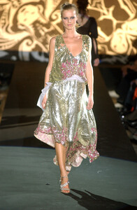 48440725_AntonioBerardi2002WomenRTW9-FW(2).thumb.jpg.02c8724c6b2da4ba85dc235433d22c77.jpg
