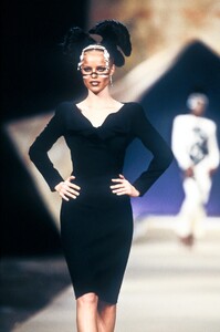 500455526_JohnGalliano1996WomenRTW4.thumb.jpg.af25eec0afe46a7ef7dc12a0c0d3d46e.jpg