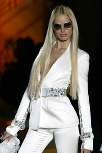 502429829_GianniVersace2004HauteCouture8.thumb.jpg.8f166218e0104e715977d4ef18bb6e15.jpg