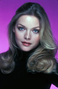 511907480_MichellePfeiffer243567655444567740full-michelle-pfeiffer.thumb.jpg.d663d7f4a52586b846e68def5ab2eeae.jpg