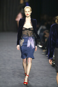519940770_YvesSaintLaurent2003WomenRTW7.thumb.jpg.657e4c3072188b9f6a49696997881ca3.jpg