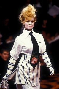 532026619_VivienneWestwood1994WomenRTW85.thumb.jpg.1606a736cc284936dd88d81bcf523caa.jpg