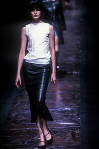 539827023_VersusbyDonatella1999WomenRTW138.thumb.jpg.810e912186ba85c4829f0784abad310e.jpg