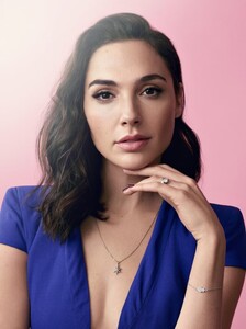 547821593_GalGadot740full-gal-gadot.thumb.jpg.2c8376f1336b4a036a73e03a0b72f940.jpg