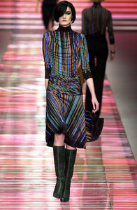 561816402_Versace2001WomenRTW75.thumb.jpg.d18f1d1f6883475f3b39461c09ecafad.jpg