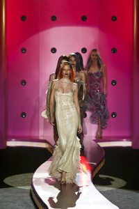 579832602_GianniVersace2002HauteCouture165.thumb.jpg.638f48a8eec93067ec14b4e477c082a9.jpg