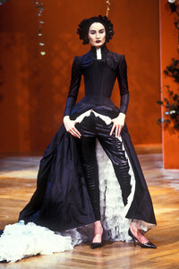 583870717_Givenchy1999HauteCouture8.thumb.jpg.672faa30e8c084386d263118ae00c105.jpg