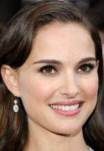 611340304_NataliePortman740456765434545679full-natalie-portman.thumb.jpg.72586ed081da45577873a426f0de9b37.jpg