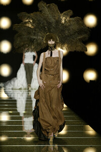 619697430_ChristianDior2002HauteCouture135.thumb.jpg.185271bbf686993af6fcd1b818e383d5.jpg