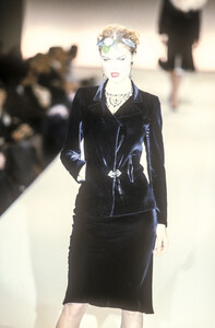 620002136_Blumarine1998WomenRTW49.thumb.jpg.f7d912fb3a02c011c68d2ba76d4dde07.jpg