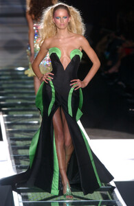 628890051_GianniVersace2002HauteCouture41.thumb.jpg.9e8cf1596f86efc2abed9fbd051a3498.jpg