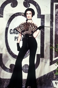 630404287_JeanPaulGaultier1999HauteCouture61.thumb.jpg.8d2b07a71600e5739ba6becfe19ad2b7.jpg