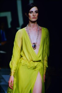 633295212_Atelier-Versace-Fall-2000(15).thumb.jpg.4385f5509655946e7269ae981e34add8.jpg