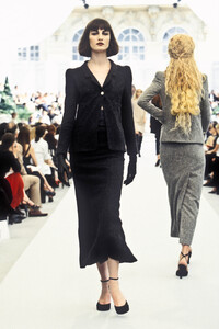 639201033_Chanel1997HauteCouture40.thumb.jpg.e3ee3eb747a2b31896f2179244c9de2a.jpg