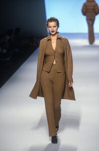 639648741_SalvatoreFerragamo1998WomenRTW17.thumb.jpg.4420c12b26f6ad0d8a58af237e984ced.jpg