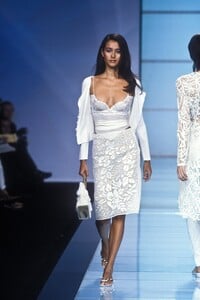 641215472_Valentino2000WomenRTW125.thumb.jpg.634fe42a2b51d7fdf73a703b038b76e4.jpg
