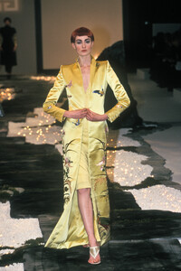 642107365_Givenchy1998HauteCouture19.thumb.jpg.a3590cfabab1c28d373cb0a61791d673.jpg