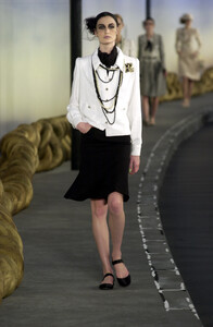 642666696_Chanel2001HauteCouture17.thumb.jpg.3a24f33be27d74d8b024f1b04c75f994.jpg