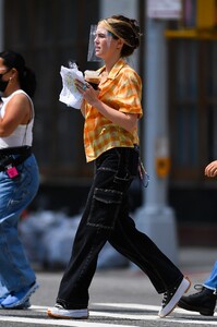        zoe100821BZNimage145.jpg