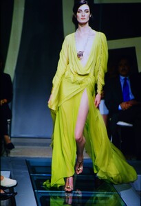 649894542_Atelier-Versace-Fall-2000(13).thumb.jpg.f38d1b0bb96f7221879c31c043a129b4.jpg