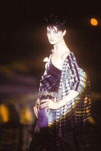 665155141_EmanuelUngaro2001HauteCouture124.thumb.jpg.8fcb618b32e13d1b3758061b86c261cb.jpg