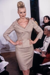 669037037_MichaelKors1995WomenRTW78.thumb.jpg.de89db7ef11c03763b06169b3f0ea10d.jpg