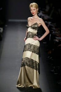 670405834_CarolinaHerrera2003WomenRTW76.thumb.jpg.9c6952d7fc6a1ef246ce3a23ccf04acf.jpg