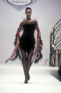 672814737_GianniVersace1990HauteCouture3.thumb.jpg.fe3423b3e2124cb7f28b6dcf79093323.jpg