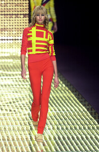 691327941_VersusbyDonatella2001WomenRTW62.thumb.jpg.c34a6ede4002cd8648d7cd7600245f00.jpg