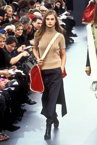 693498773_LouisVuitton1999WomenRTW4.thumb.jpg.2ca2f7221535400a18097a3b5282158e.jpg