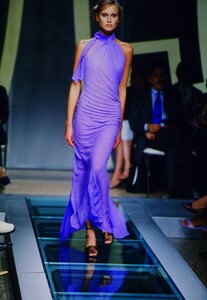 704910_Atelier-Versace-Fall-2000(5).thumb.jpg.15f8f3b0e5127c28d7385053d2d892e9.jpg