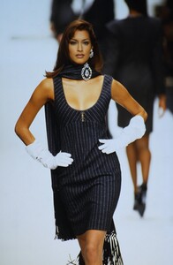 711945430_yasmeen-ghauri(1).thumb.jpg.456722d9cc9c864f1b0e83d7c1cd5522.jpg