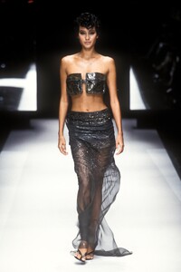 727323608_GianfrancoFerre2000WomenRTW103.thumb.jpg.f4600e26221059e3eea5e90248d757c8.jpg