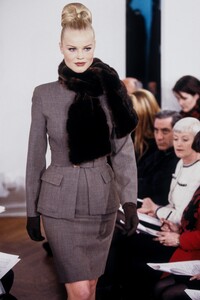 740829873_MichaelKors1995WomenRTW24.thumb.jpg.35257f8bce68e244e25bba47fbefdf13.jpg