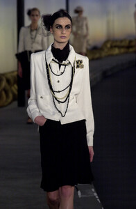 743574764_Chanel2001HauteCouture19.thumb.jpg.5faf0a642eae1e49a4120a57b305b563.jpg