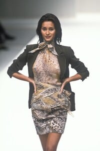 745587443_EmanuelUngaro1998WomenRTW28.thumb.jpg.ad0aca1fdece923ce182d33ce33bcf4a.jpg