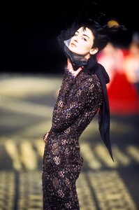 761156531_EmanuelUngaro2001HauteCouture78.thumb.jpg.25b07426d9e583d2ab4f3f664ad30541.jpg