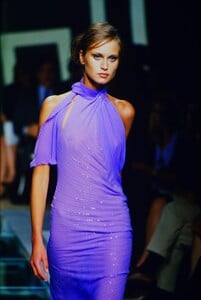 791451968_Atelier-Versace-Fall-2000(7).thumb.jpg.2f6394a2d6c3d0f743ccaa468b558c7d.jpg