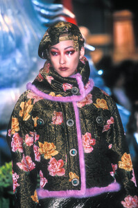 793937093_ChristianDior1998WomenRTW30.thumb.jpg.542039e65f911670a84eef14b8de5dcb.jpg