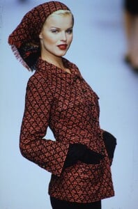 806268662_chanel-fw-1995(1).thumb.jpg.863217f209f69fab3f8fbcc17ca3a9cd.jpg