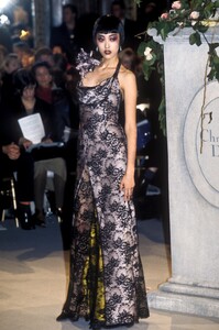 820286667_ChristianDior1997HauteCouture97.thumb.jpg.6365b30a0725d5072116763d650e3e72.jpg