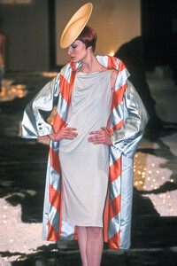 847368296_Givenchy1998HauteCouture35.thumb.jpg.71284da3c17175c591e653d36a085766.jpg