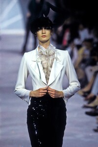 849422387_EmanuelUngaro2000HauteCouture52.thumb.jpg.c546c2ff2208c9a853f215c52ffa95db.jpg