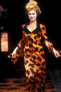 852594374_VivienneWestwood1994WomenRTW80.thumb.jpg.c4a11e7b33f6c9078d9928637bcefd1b.jpg